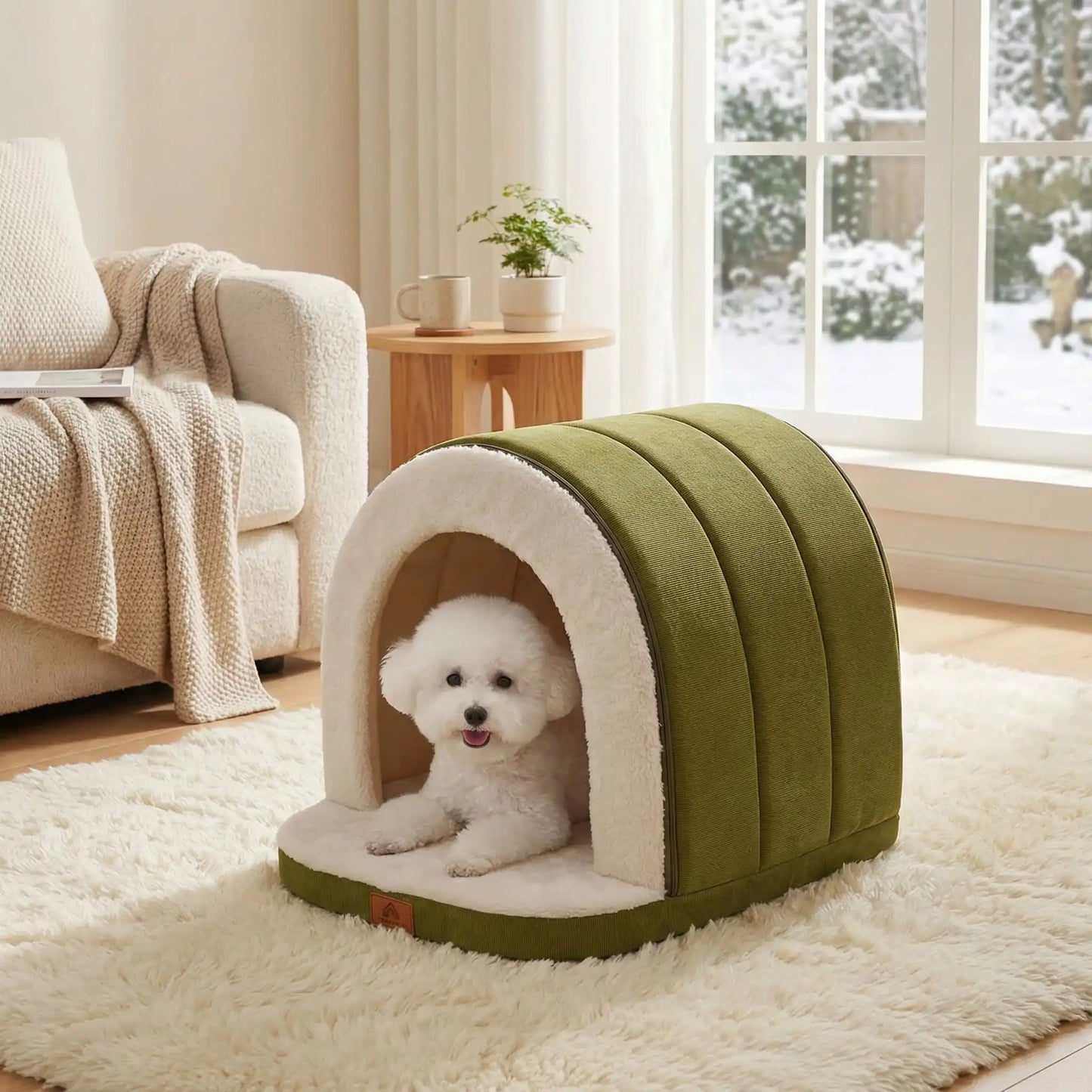 Niche-chien-intérieur-2-en-1 ou panier ouvert-matelas à mémoire de forme 100% coton PP, imperméable et antidérapant, résistant aux griffes, déhoussable et lavable en machine-lit chaud idéal pour les chiens de petite taille de 0 à 9 kilos, chaud avec intérieur en peluche-un Bichon frisé couché qui dort dans sa niche verte comme une petite maison en forme d'igloo durable et design dans e salon de la maison en hiver