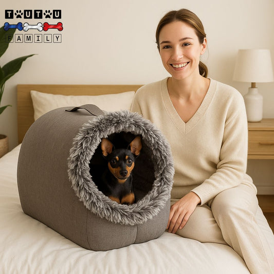 Niche-d-interieur-pour-chien-chiot-petite-taille-un-pinscher-nain-couché confortablement dans sa niche chaude en lin et coton avec peluche sur le lit à côté de sa maitresse souriante