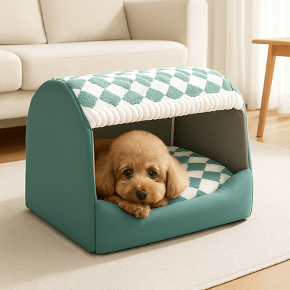Niche-d-intérieur-pour-chien-avec-toit-grotte rectangulaire-100% coton avec coussin rembourré, épais, amovible et ergonomique pour chien de petite à moyenne taille-lavable en machine-déhoussable-pliable et transportable-fond antidérapant et imperméable solide et durable-un chien frisé de petite taille confortablement couché au chaud dans sa niche enveloppante anti-stress dans le salon de l'appartement