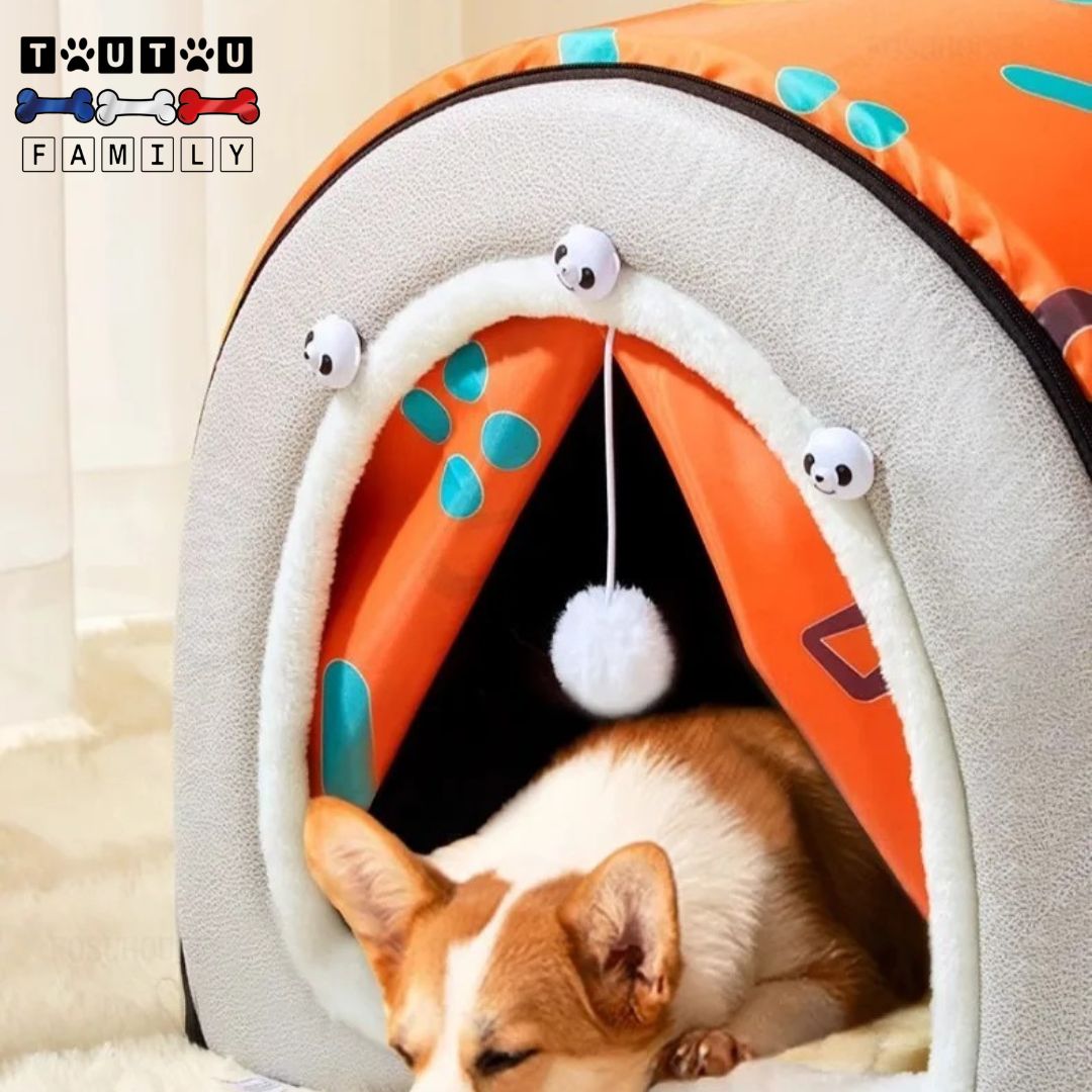 Niche-d-intérieur-pour-chien-lavable un chien couché dans sa niche avec sa tête posé sur le matelas othopédique 100% coton
