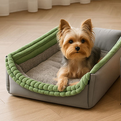 Niche-d-intérieur-pour-chien-panier-avec-coussin amovible et lavable en machine en peluche douce-pliable-poignée de transport-antidérapant-en forme de dôme sécurisant-un Yorkshire couché sur sa niche transformée en panier rectangulaire dans le salon de la maison