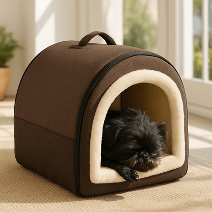 Niche-d-intérieur-pour-petit-chien-grotte-avec-coussin amovible intérieur rembourrage 100% coton haute densité et peluche douce et hypoallergénique-antidérapant et imperméable-en forme de dôme avec poignée de transport et ouverture par fermeture éclair des deux cotés, lavable et pliable pour chien de petite taille de 0 à 5 kg-Un petit chien noir qui dort paisiblement au chaud dans sa niche grise dans la véranda de la maison