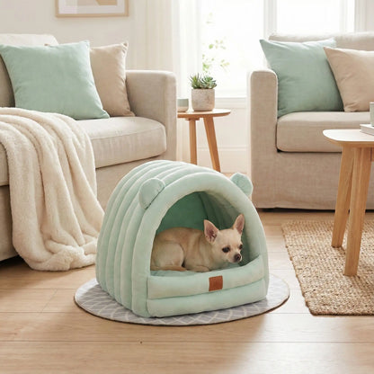 Niche-d-intérieur-pour-petit-chien-chaude-antidérapant et imperméable-100% coton haute densité avec son coussin intérieur ergonomique lavable en machine-design mignon avec petites oreilles de chien sur le toit-souple rembourré qui protège du froid et des courants d'air-légère et compacte, idéal pour les transports-un chihuahua couché confortablement sans sa niche douillette de couleur verte dans le salon de l'appartement