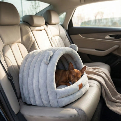 Niche-d-intérieur-pour-petit-chien-chaude-antidérapant et imperméable-100% coton haute densité avec son coussin intérieur ergonomique lavable en machine-design mignon avec petites oreilles de chien sur le toit-souple rembourré qui protège du froid et des courants d'air-légère et compacte, idéal pour les transports-un chiot de race naine qui dort paisiblement sans sa niche douillette sur le siège arrière de la voiture