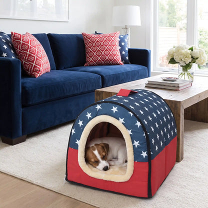 Niche chien et chiot intérieur de petite race, résistante, en forme d'igloo au design sécurisant fermée en arc de cercle avec un coussin rectangulaire au rembourrage 100% coton haute densité lavable,double face été en tissu/hiver en peluche  et fond antidérapant et extérieur 100% imperméable, transportable avec sa poignée, lavable- un chiot de petite race qui dort paisiblement au chaud dans sa niche douillette, chaude sécurisante à 360° avec son coussin réversible été/hiver dans le salon de l'appartement
