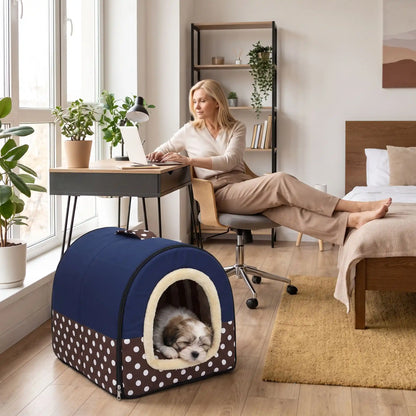 Niche chien et chiot intérieur de petite race, résistante, en forme d'igloo au design sécurisant fermée en arc de cercle avec un coussin rectangulaire au rembourrage 100% coton haute densité lavable,double face été en tissu/hiver en peluche  et fond antidérapant et extérieur 100% imperméable, transportable avec sa poignée, lavable- un chiot de petite race couché confortablement au chaud dans sa niche douillette, chaude sécurisante à 360° avec coussin réversible été/hiver au pied du bureau de sa maitresse