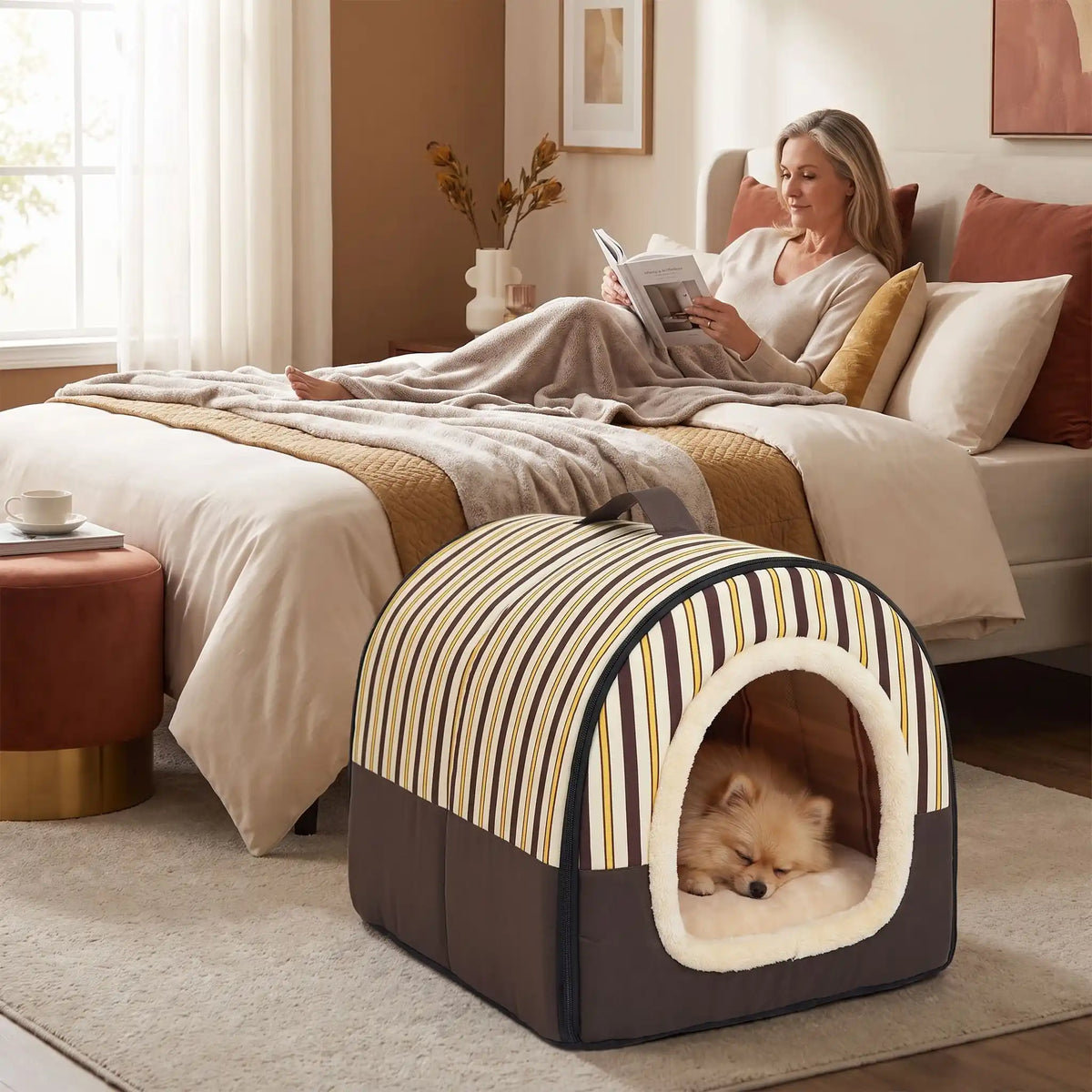 Niche chien et chiot intérieur de petite race, résistante, en forme d'igloo au design sécurisant fermée en arc de cercle avec un coussin rectangulaire au rembourrage 100% coton haute densité lavable,double face été en tissu/hiver en peluche  et fond antidérapant et extérieur 100% imperméable, transportable avec sa poignée, lavable- un chien race toy qui dort couché confortablement au chaud dans sa niche douillette, chaude sécurisante à 360° au pied du lit de sa maitresse allongé dans la chambre de la maison