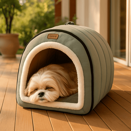 Niche-d-intérieur-pour-petit-chien-avec coussin rembourré 100% coton PP en peluche ultra doux-niche démontable, pliable, lavable en machine à laver-avec poignée de transport-antidérapant et imperméable-léger portable pour le transport-3 tailles, XS, S et M pour chien de petite taille de 0 à 8 kg-un petit chien à poils longs qui dort paisiblement au chaud dans sa niche douillette sur la terrasse de la maison