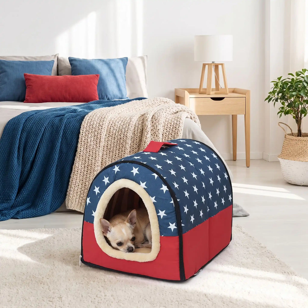 Niche chien et chiot intérieur de petite race, résistante, en forme d'igloo au design sécurisant fermée en arc de cercle avec un coussin rectangulaire au rembourrage 100% coton haute densité lavable,double face été en tissu/hiver en peluche  et fond antidérapant et extérieur 100% imperméable, transportable avec sa poignée, lavable- un chien de race toy couché confortablement au chaud dans sa niche douillette, chaude sécurisante à 360° avec son coussin réversible été/hiver dans la chambre de la maison