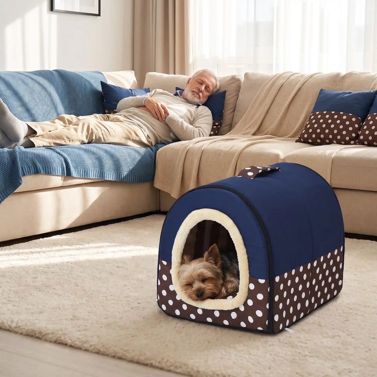 Niche chien et chiot intérieur de petite race, résistante, en forme d'igloo au design sécurisant fermée en arc de cercle avec un coussin rectangulaire au rembourrage 100% coton haute densité lavable,double face été en tissu/hiver en peluche  et fond antidérapant et extérieur 100% imperméable, transportable avec sa poignée, lavable- un chien de petite race qui dort paisiblement au chaud dans sa niche douillette, chaude sécurisante à 360° au pied du canapé ou son maitre fait la sieste dans le salon 
