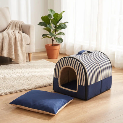 Niche chien et chiot intérieur de petite race, résistante, en forme d'igloo au design sécurisant fermée en arc de cercle avec un coussin rectangulaire au rembourrage 100% coton haute densité lavable,double face été en tissu/hiver en peluche  et fond antidérapant et extérieur 100% imperméable, transportable avec sa poignée, lavable- gros plan sur la niche douillette, chaude sécurisante à 360° avec son coussin amovible et réversible été/hiver lavable pour chiot et chien uni et rayures chic bleu