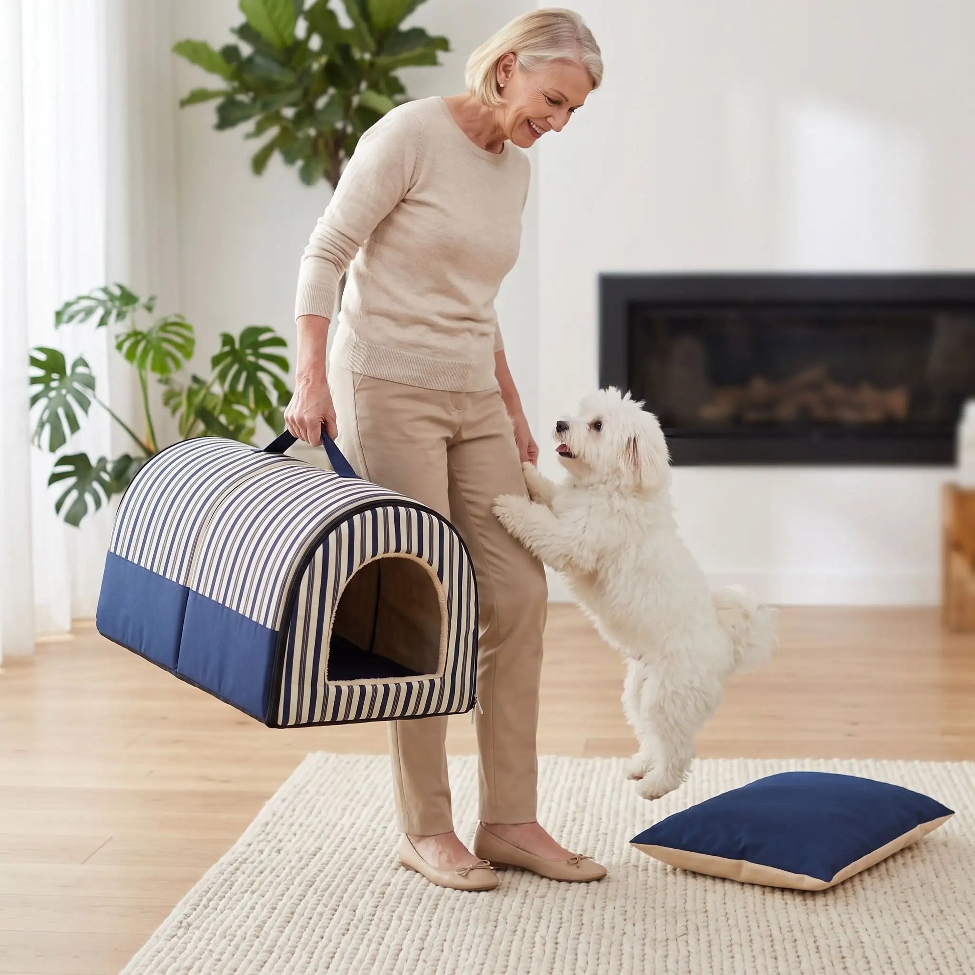Niche chien et chiot intérieur de petite race, résistante, en forme d'igloo au design sécurisant fermée en arc de cercle avec un coussin rectangulaire au rembourrage 100% coton haute densité lavable,double face été en tissu/hiver en peluche  et fond antidérapant et extérieur 100% imperméable, transportable avec sa poignée, lavable- une maitresse qui porte la niche douillette, chaude sécurisante à 360° ; par la poignée intégrée avec son coussin intérieur double face été/hiver, ôté pour le lavage en machine 