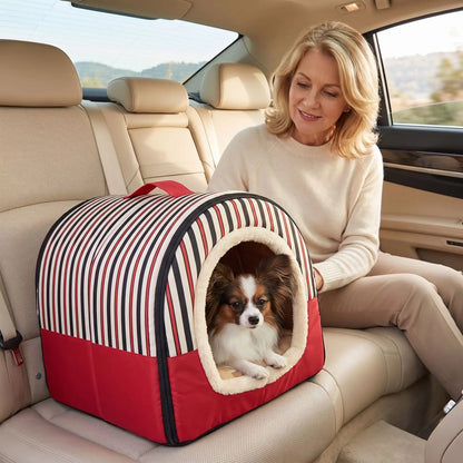 Niche chien et chiot intérieur de petite race, résistante, en forme d'igloo au design sécurisant fermée en arc de cercle avec un coussin rectangulaire au rembourrage 100% coton haute densité lavable,double face été en tissu/hiver en peluche  et fond antidérapant et extérieur 100% imperméable, transportable avec sa poignée, lavable- un chien race toy couché confortablement au chaud dans sa niche douillette, chaude sécurisante à 360° sur les sièges arrières de la voiture au côté de sa maitresse qui le rassure