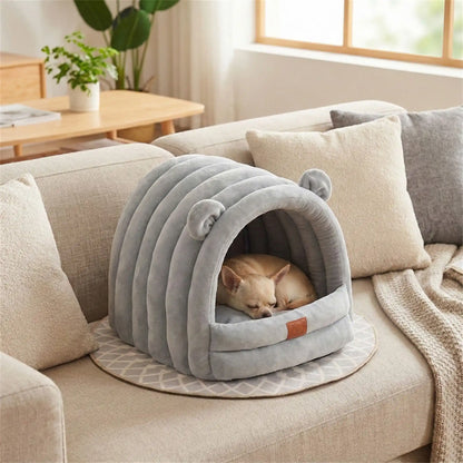 Niche-d-intérieur-pour-petit-chien-chaude-antidérapant et imperméable-100% coton haute densité avec son coussin intérieur ergonomique lavable en machine-design mignon avec petites oreilles de chien sur le toit-souple rembourré qui protège du froid et des courants d'air-légère et compacte, idéal pour les transports-un chihuahua qui dort paisiblement sans sa niche douillette de couleur grise sur le canapé du salon