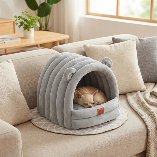 Niche-d-intérieur-pour-petit-chien-chaude-antidérapant et imperméable-100% coton haute densité avec son coussin intérieur ergonomique lavable en machine-design mignon avec petites oreilles de chien sur le toit-souple rembourré qui protège du froid et des courants d'air-légère et compacte, idéal pour les transports-un chihuahua qui dort paisiblement sans sa niche douillette de couleur grise sur le canapé du salon