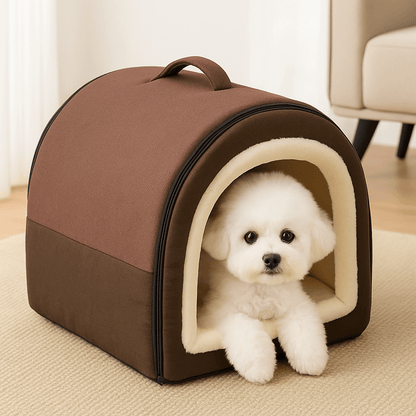 Niche-d-intérieur-pour-petit-chien-grotte-avec-coussin amovible intérieur rembourrage 100% coton haute densité et peluche douce et hypoallergénique-antidérapant et imperméable-en forme de dôme avec poignée de transport et ouverture par fermeture éclair des deux cotés, lavable et pliable pour chien de petite taille de 0 à 5 kg-Un petit chien blanc couché confortablement au chaud dans sa niche grise dans le salon douillet de l'appartement
