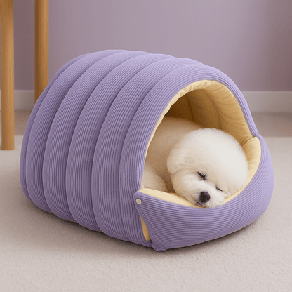 Niche-intérieur-chien-chiot-race de petites tailles et naines-chaud-douillet-rembourrage 100% coton haute densité et peluche avec son coussin intérieur épais et amovible, entièrement lavable en machine et antidérapant-léger et transportable avec deux boutons de pressions solides pour un effet tente en forme de dôme clipsable en version ouverte ou semi- fermée pour un effet sécurisant et anti anxiété idéale en voyage- un petit chien frisé qui dort dans sa niche semi-fermée sur le sol du salon 