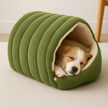 Niche-intérieur-chien-chiot-race de petites tailles et naines-chaud-douillet-rembourrage 100% coton haute densité et peluche avec son coussin intérieur épais et amovible, entièrement lavable en machine et antidérapant-léger et transportable avec deux boutons de pressions solides pour un effet tente en forme de dôme clipsable en version ouverte ou semi- fermée pour un effet sécurisant et anti anxiété idéale en voyage- un chiot qui dort au chaud dans sa niche semi-fermée sur le sol de la chambre