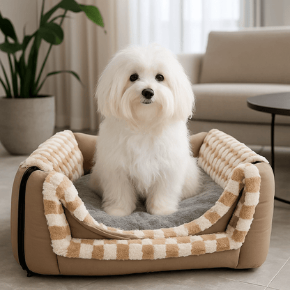 Niche-intérieur-chien-2-en-1-panier-pliable avec coussin intérieur amovible et lavable en machine, ergonomique 100% coton haute densité à mémoire de forme-chaud-doux avec poignée de transport-antidérapant et imperméable-3 tailles disponibles S, M et L pour chien depetite taille de 0 à 9 kilos-un petit chien assis confortablement dans sa niche en version panier ouvert avec son toit pliable dans le salon de la maison