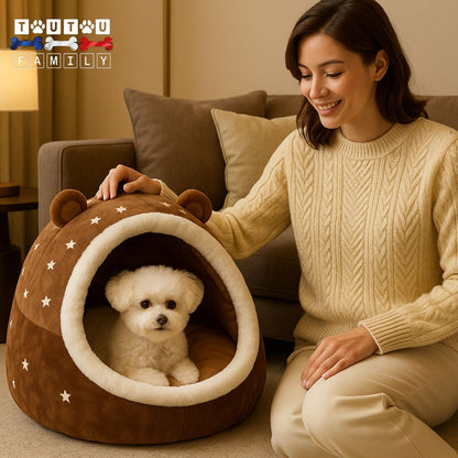 Niche-panier-pour-chien-un maitre souriant qui regarde en souriant son bichon frisé couché confortablement dans le panier marron en forme d'ours posé sur le tapis blanc du salon dans une ambiance cosy