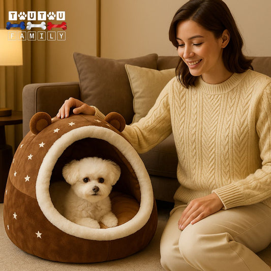 Niche-panier-pour-chien-un maitre souriant qui regarde en souriant son bichon frisé couché confortablement dans le panier marron en forme d'ours posé sur le tapis blanc du salon dans une ambiance cosy