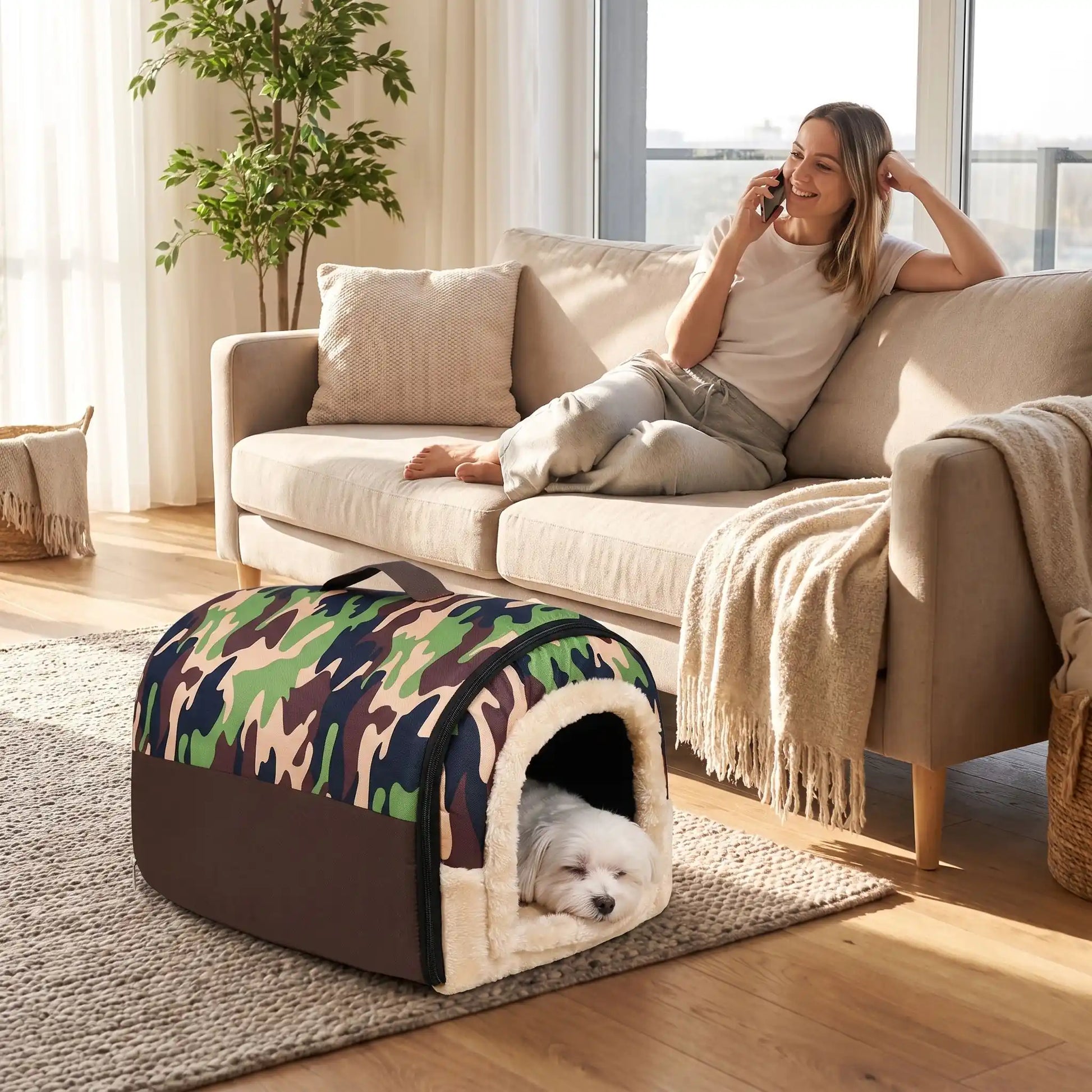 Niche pliable pour chien de petite-a-moyenne race, résistante, en forme d'igloo au design sécurisant fermé en arc de cercle avec un coussin rectangulaire au rembourrage 100% coton haute densité lavable,double face été en tissu/hiver en peluche  et fond antidérapant et extérieur 100% imperméable, transportable avec sa poignée, lavable- un chien de petite taille couché confortablement au chaud dans sa niche douillette, chaude sécurisante à 360° avec design camouflage militaire dans le salon de l'appartement