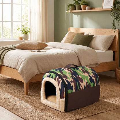 Niche pliable pour chien de petite-a-moyenne race, résistante, en forme d'igloo au design sécurisant fermé en arc de cercle avec un coussin rectangulaire au rembourrage 100% coton haute densité lavable,double face été en tissu/hiveren peluche  et fond antidérapant et extérieur 100% imperméable, transportable avec sa poignée, lavable- gros plan sur la niche douillette, chaude sécurisante à 360° qui protège du sol froid et des courant d'air avec design camouflage militaire dans la chambre de l'appartement