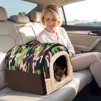Niche pliable pour chien de petite-a-moyenne race, résistante, en forme d'igloo au design sécurisant fermé en arc de cercle avec un coussin rectangulaire au rembourrage 100% coton haute densité lavable,double face été en tissu/hiver en peluche  et fond antidérapant et extérieur 100% imperméable, transportable avec sa poignée, lavable- un chien nain qui dort paisiblement au chaud dans sa niche douillette, chaude sécurisante à 360° sur les sièges arrières à côté de sa maitresse dans la voiture