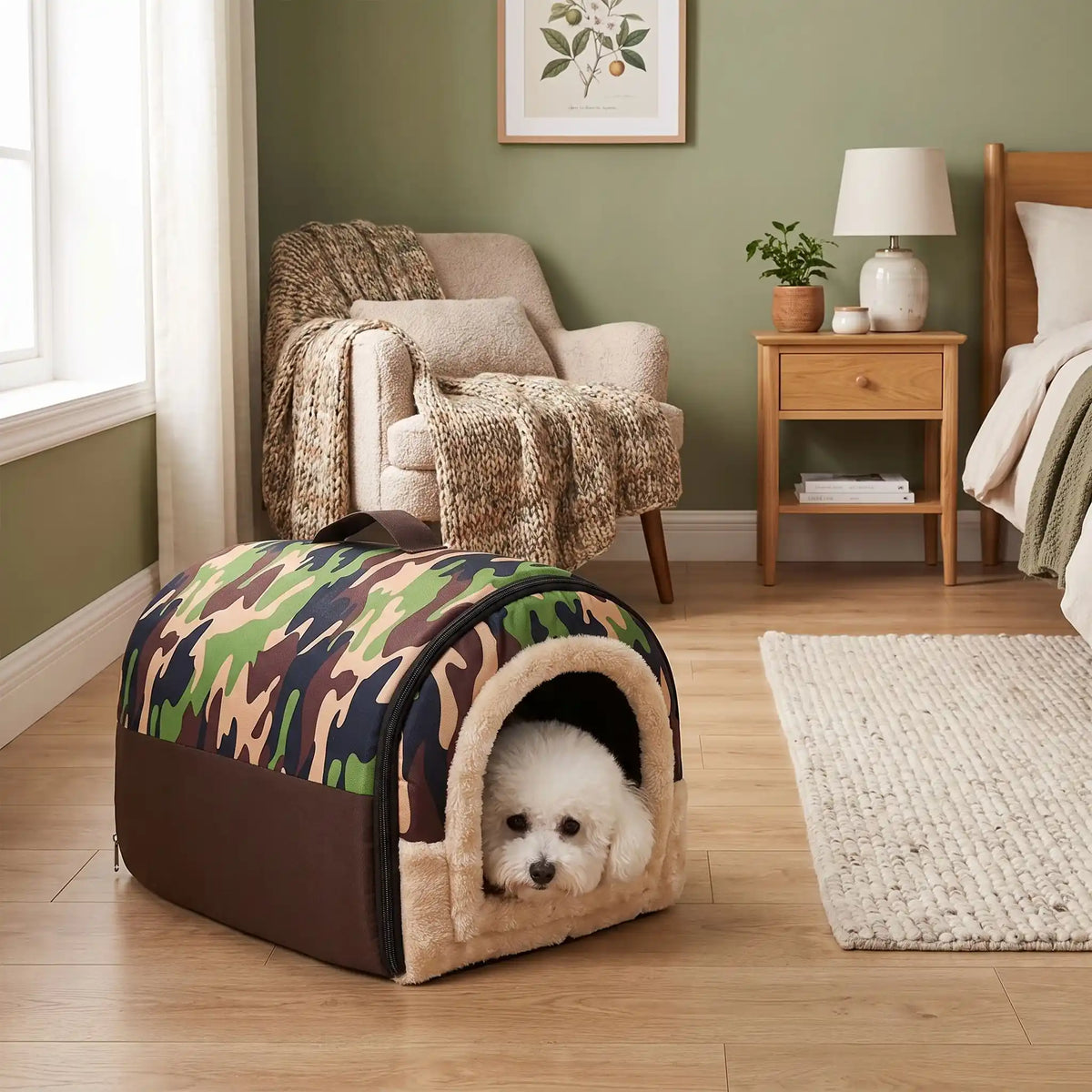 Niche pliable pour chien de petite-a-moyenne race, résistante, en forme d'igloo au design sécurisant fermé en arc de cercle avec un coussin rectangulaire au rembourrage 100% coton haute densité lavable,double face été en tissu/hiver en peluche  et fond antidérapant et extérieur 100% imperméable, transportable avec sa poignée, lavable- un petit chien couché confortablement au chaud dans sa niche douillette, chaude sécurisante à 360° avec design camouflage militaire dans le salon de la maison