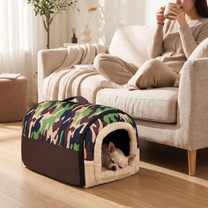 Niche pliable pour chien de petite-a-moyenne race, résistante, en forme d'igloo au design sécurisant fermé en arc de cercle avec un coussin rectangulaire au rembourrage 100% coton haute densité lavable,double face été en tissu/hiver en peluche  et fond antidérapant et extérieur 100% imperméable, transportable avec sa poignée, lavable- un chien de race naine qui dort paisiblement au chaud dans sa niche douillette, chaude sécurisante à 360° avec design camouflage militaire dans le salon de l'appartement