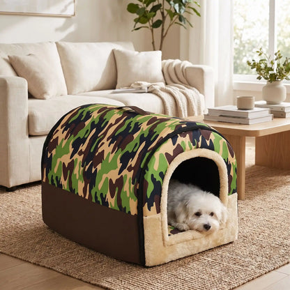 Niche pliable pour chien de petite-a-moyenne race, résistante, en forme d'igloo au design sécurisant fermé en arc de cercle avec un coussin rectangulaire au rembourrage 100% coton haute densité lavable,double face été en tissu/hiver en peluche  et fond antidérapant et extérieur 100% imperméable, transportable avec sa poignée, lavable- un chien de petite race couché confortablement au chaud dans sa niche douillette, chaude sécurisante à 360° avec design camouflage militaire dans le salon de la maison
