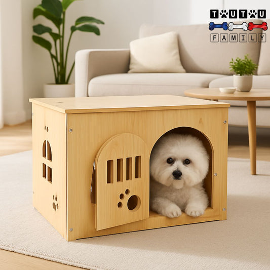 Niche-pour-chien-intérieur-meuble-bois-avec-porte-verrouillable-cage en bois pour petit chien douillette et confortable utilisable comme meuble avec surface plate et fenêtre sur la façade-et aération en forme design pattes de chiens-un chien de petite taille couché dans la niche rectangulaire dans le salon