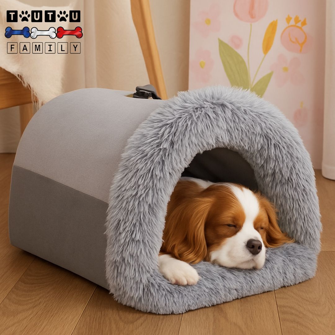 Niche-pour-chien-interieur-portable-anti-stress-un petit chien qui dort paisiblement la tête posée sur l'ouverture de la niche chaude en coton et peluche avec fond antidérapant et son coussin amovible 100% coton lavable en machine pour les chiens de petite taille et chiot