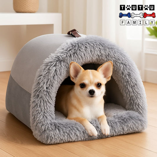Niche-pour-chien-interieur-portable-petit-chien- avec poignée transportable et légère avec son coussin amovible 100% coton lavable en machine-un chihuahua couché sur le ventre confortablement dans sa niche chaude et ultra-douce de couleur grise