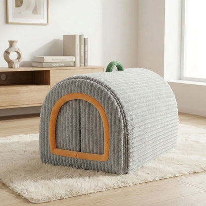 Niche-pour-chien_interieur-chiot-lavable-antiderapante lavable en machine à 30°C pour un entretien minimal,avec poignée de transport
Structure pliable facilitant le transport et le rangement
Isolation thermique naturelle contre le froid et les courants d'air
Design fermé aux stimuli visuels et sonores stressants
Trois tailles adaptées de 0 à 12 kg pour tous les petits à chiens moyens-phot du modèle gris avec double rideaux 