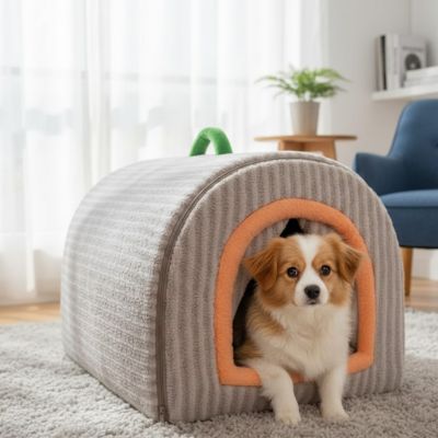 Niche-pour-chien_interieur-chiot-lavable-antiderapante lavable en machine à 30°C pour un entretien minimal,avec poignée de transport
Structure pliable facilitant le transport et le rangement
Isolation thermique naturelle contre le froid et les courants d'air
Design fermé aux stimuli visuels et sonores stressants
Trois tailles adaptées de 0 à 12 kg pour tous les petits à chiens moyens-un petit chien regarde son envireonmment par la porte de la niche en velours et au rembourrage 100% coton PP dans le salon