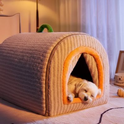 Niche-pour-chien_interieur-chiot-lavable-antiderapante lavable en machine à 30°C pour un entretien minimal,avec poignée de transport
Structure pliable facilitant le transport et le rangement
Isolation thermique naturelle contre le froid et les courants d'air
Design fermé aux stimuli visuels et sonores stressants
Trois tailles adaptées de 0 à 12 kg pour tous les petits à chiens moyens-un petit chien qui dort paisiblement dans sa niche avec rideaux ouverts sur le sol de la chambre de l'appartement en soirée