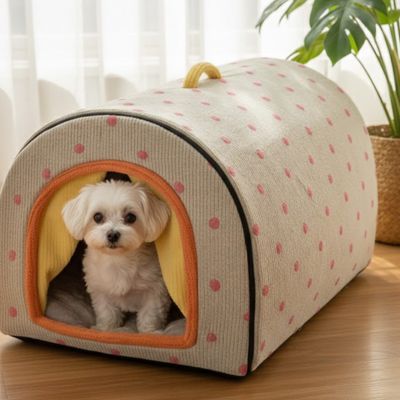 Niche-pour-chien_interieur-chiot-lavable-antiderapante lavable en machine à 30°C pour un entretien minimal,avec poignée de transport
Structure pliable facilitant le transport et le rangement
Isolation thermique naturelle contre le froid et les courants d'air
Design fermé aux stimuli visuels et sonores stressants
Trois tailles adaptées de 0 à 12 kg pour tous les petits à chiens moyens-un chiot assis confortablement dans la niche chaude en forme de grotte sur le sol du salon de l'appartement