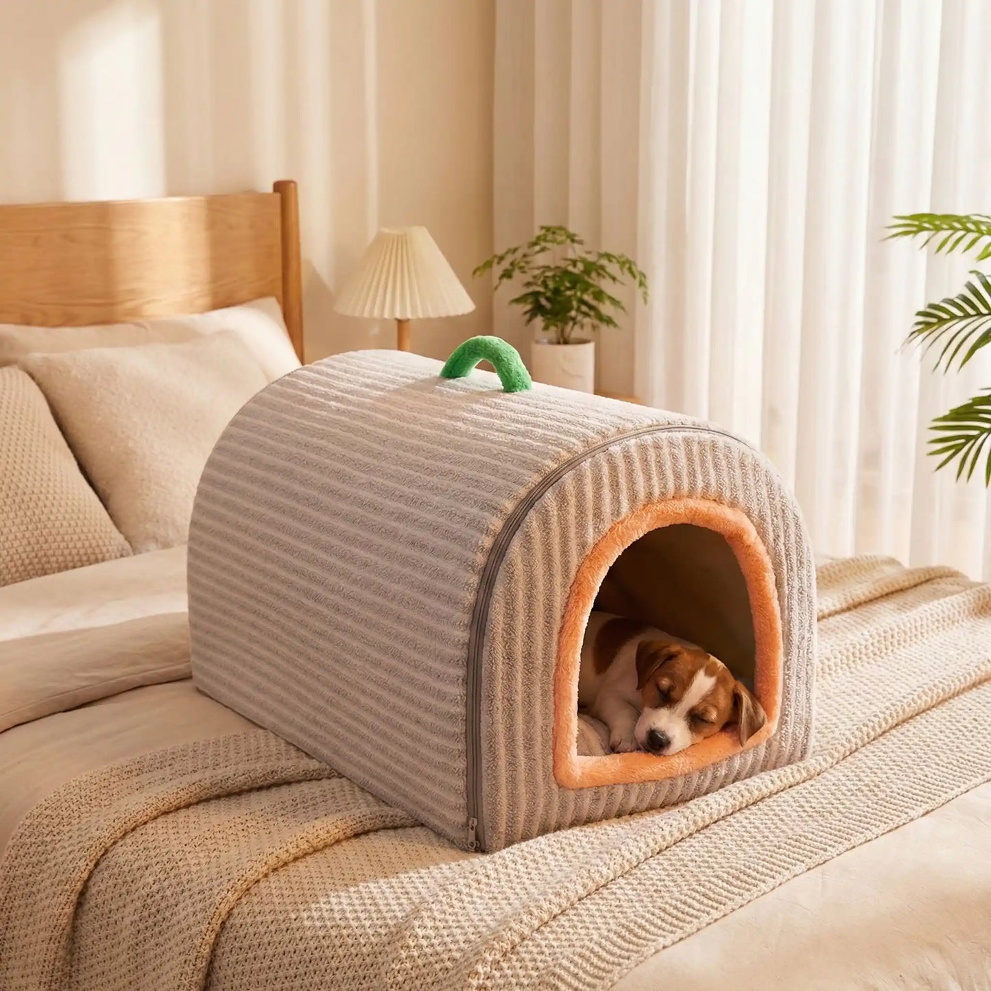 Niche-pour-chien_interieur-chiot-lavable-antiderapante lavable en machine à 30°C pour un entretien minimal,avec poignée de transport
Structure pliable facilitant le transport et le rangement
Isolation thermique naturelle contre le froid et les courants d'air
Design fermé aux stimuli visuels et sonores stressants
Trois tailles adaptées de 0 à 12 kg pour tous les petits à chiens moyens-un chiot qui dort paisiblement au chaud dans sa niche sur le lit de ses maitres dans la chambre de la maison