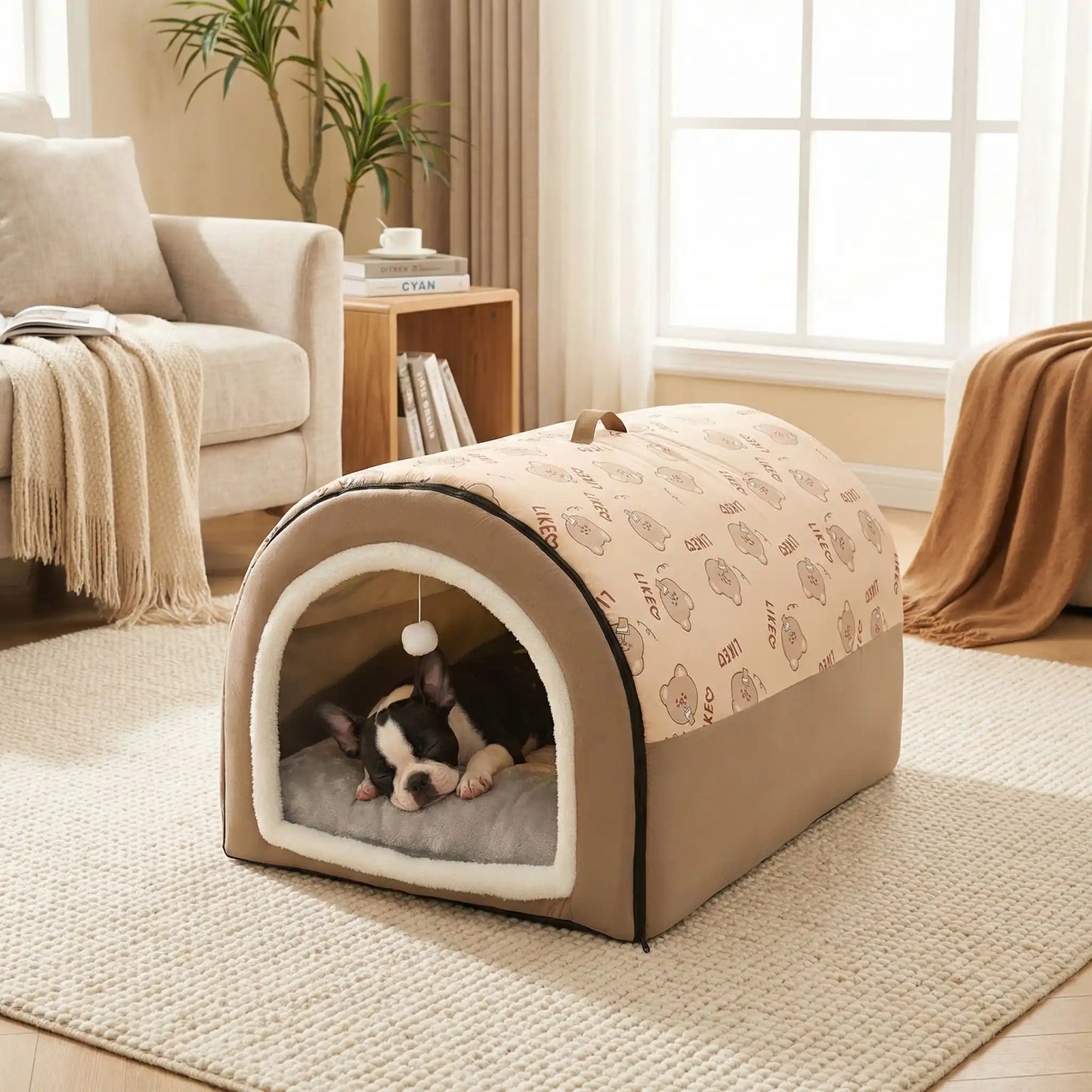 Niche-pour-chiot-anti-stress, en forme de grotte ou d'igloo semi-fermé pour une bonne isolation sonore qui protège du froid, un refuge sécurisé avec ubn coussin intérieur amovible et lavable en machine, structure robuste et pliable 100% imperméable et résistant, antidérapant, transportable avec sa poignée intégrée pour chiot de 0 à 15 kilos-un chiot Boston terrier qui dort paisiblement sur le ventre dans la niche chaude et semi fermée de couleur grise dans le salon de la maison en hiver