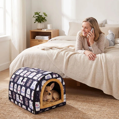 Niche-pour-chiot-petite-a-moyenne-race-pliable, résistante, en forme d'igloo au design sécurisant fermé en arc de cercle, intérieur en peluche douce et hypoallergénique avec un coussin rectangulaire au rembourrage 100% coton haute densité lavable, fond antidérapant et exterieur 100% imperméable, transportable avec sa poignée intégrée- un chiot de race naine couché confortablement dans sa niche au chaud à côté de sa maitresse allongée sur le lit en discussion au téléphone dans la chmabre de l'appartement