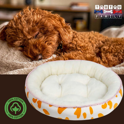 Panier-anti-stress-chien-blanc-réversible-face-été-et-ihver-toutes-saisons-avec-des--un-chiot-caniche-roux-qui-dort-paisiblement