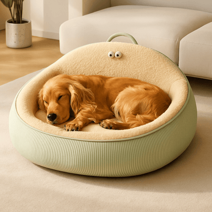 Panier-anti-stress-chien-apaisant-anti anxiété entourant et enveloppant avec rebord surélevé et dossier haut avec poignée de transport-chaud intérieur en imitation de peau de mouton et rembourrage 100% coton haute densité ergonomique pour chien de petite à moyenne tailles de 0 à 20 kg-lavable en machine-antidérapant et imperméable-un chien à poils longs de taille moyenne qui dort paisiblement dans son lit ovale taille XL au design mignon dans le salon de la maison