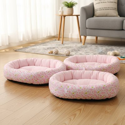 Panier-chien-coussin-4-saisons, 100% coton haute densité, ergonomique et rembourré, avec rebord surélevé épais à 360° pour un effet anti stress, entourant et enveloppant-coussin intérieur moelleux qui soutient et protège les articulations, lavable en machine et antidérapant-gros plan sur les 3 tailles disponibles S,M et L sur le sol du salon de l'appartement