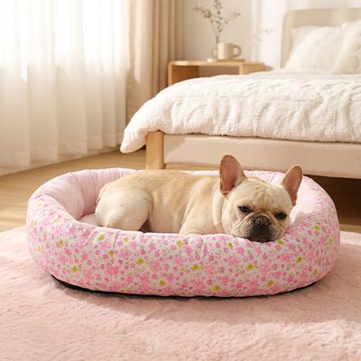 Panier-chien-coussin-4-saisons, 100% coton haute densité, ergonomique et rembourré, avec rebord surélevé épais à 360° pour un effet anti stress, entourant et enveloppant-coussin intérieur moelleux qui soutient et protège les articulations, lavable en machine et antidérapant-couchage pour chiot et chien de petite à moyenne taille de 0 à 15 kilos max-un bouledogue français confortablement couché dans le panier ovale avec boudin , sa tête reposant sur le rebord surélevé dans la chambre de la'appartement