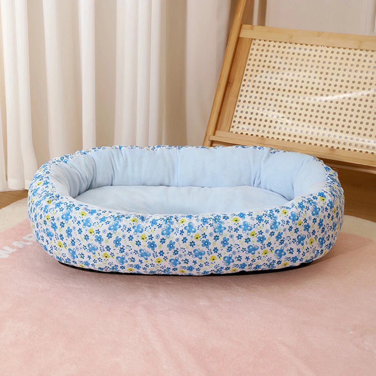 Panier-chien-coussin-4-saisons, 100% coton haute densité, ergonomique et rembourré, avec rebord surélevé épais à 360° pour un effet anti stress, entourant et enveloppant-coussin intérieur moelleux qui soutient et protège les articulations, lavable en machine et antidérapant-couchage pour chiot et chien de petite à moyenne taille de 0 à 15 kilos max-gros plan sur le modèle à fleurs de couleur bleu 