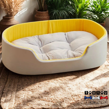 Panier-chien-lavable-coton-souple et lavable entièrement antidérapant anti-anxiété avec ses rebords hauts et entourant, doux et mous, indéformable-un panier gris et jaune sur un tapis en jute dans le salon pour un effet cocooning garanti