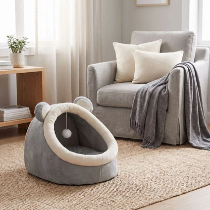 Panier-chien-chiot-niche-anti-stress, conception semie fermée avec toit et coussin amovible en velours rembourrage 100% coton PP, niche en peluche douce et design mignon avec oreilles d'ours, fond antidérapant et imperméable, lavable en machine pour chiot et chien de petite race de 0 à 3 kg-gros plan sur le panier avec toit en dôme comme une cabane en peluche douce et oreilles d'ours de couleur gris et blanc dans le salon de l'appartement