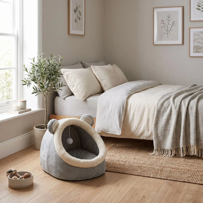 Panier-chien-chiot-niche-anti-stress, conception semie fermée avec toit et coussin amovible en velours rembourrage 100% coton PP, niche en peluche douce et design mignon avec oreilles d'ours, fond antidérapant et imperméable, lavable en machine pour chiot et chien de petite race de 0 à 3 kg-gros plan sur le panier avec toit en dôme comme une cabane en peluche douce et oreilles d'ours de couleur gris et blanc dans la chambre de l'appartement