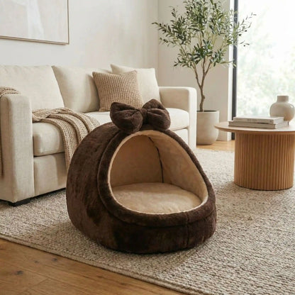 Panier-chien-niche-cocon-avec-coussin ergonomique et amovible, panier anti-stress 100% coton haute densité, lavable en machine, antidérapant avec toit , enveloppant, protège du sol froid et des courant d'air pour les chiots et chiens de race naine ou  petite taille de 0 à 5 kilos-gros plan sur le panier niche de couleur marron pour petit chien sur le sol du salon de l'appartement